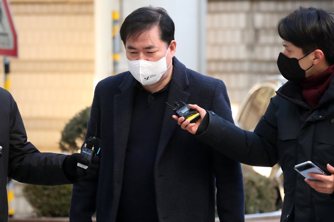 유동규 전 성남도시개발공사 기획본부장이 지난 16일 서울 서초구 서울중앙지법에서 열린 대장동 개발 사업 로비·특혜 의혹 관련 1심 속행 공판에 출석하고 있다. 연합뉴스