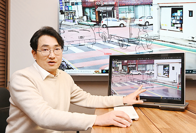황민구 법영상분석연구소장이 지난 9일 인천 연수구 송도동 법영상분석연구소 사무실에서 교통사고 장면을 시뮬레이션하며 영상분석 원리를 설명하고 있다.  김호웅 기자