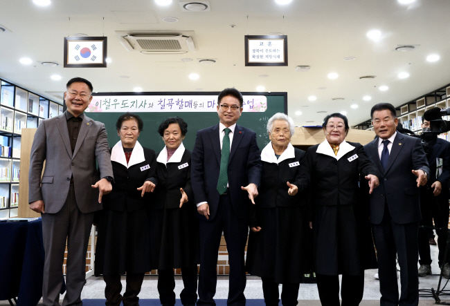 ‘칠곡할매글꼴’의 주인공 경북 칠곡군 할머니들이 교복을 입고 25일 경북도청 안민관 미래창고에서 일일 교사를 맡은 이철우(가운데) 경북지사와 마지막 한글 수업을 마친 뒤 기념 촬영을 하고 있다.  칠곡군청 제공