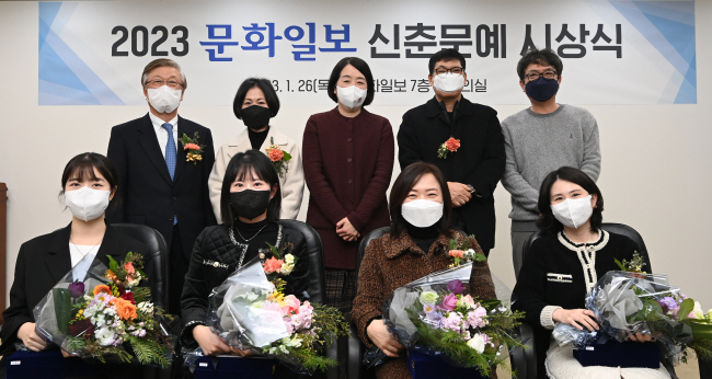 26일 열린 2023 문화일보 신춘문예 시상식에서 참가자들이 기념 촬영을 하고 있다. 뒷줄 왼쪽부터 시계방향으로 이병규 문화일보 회장, 조경란 소설가, 김지은 평론가, 박형준 시인, 김형중 평론가, 송현지(문학평론)·노금화(동화)·양수빈(단편소설)·김혜린(시) 당선자. 박윤슬 기자