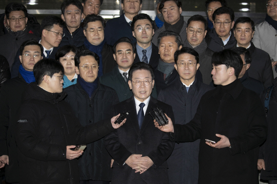 지난 10일 ‘성남FC 후원금 의혹’에 관해 수원지검 성남지청에서 조사를 받은 이재명 더불어민주당 대표가 청사를 나서며 장경태(두 번째 줄 왼쪽) 최고위원 등 당 지도부 인사 등과 함께 입장을 밝히고 있다. 공동취재사진