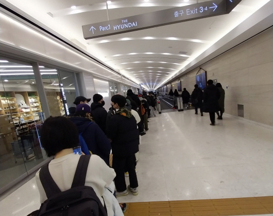 26일 서울 영등포구 ‘더현대 서울’에 개장한 일본 애니메이션 ‘더 퍼스트 슬램덩크’의 굿즈 팝업스토어에 입장하려는 대기자들이 끝이 보이지 않는 장사진을 이루고 있다. SNS 캡처