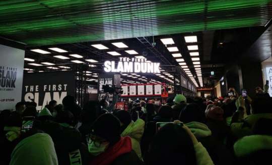 26일 서울 영등포구 ‘더현대 서울’에 개장한 일본 애니메이션 ‘더 퍼스트 슬램덩크’의 굿즈 팝업스토어를 찾은 팬들이 매장 앞에서 문전성시를 이루고 있다. SNS 캡처