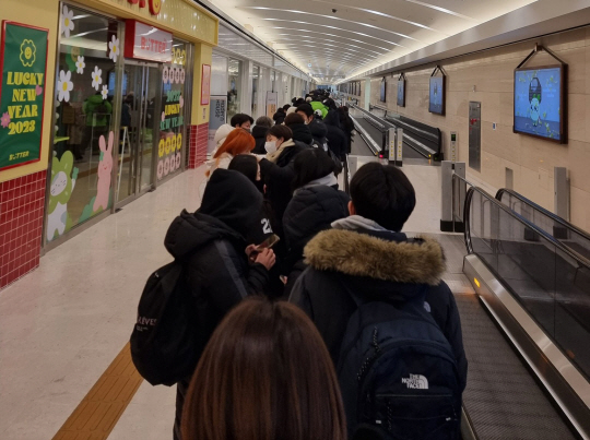 26일 서울 영등포구 ‘더현대 서울’에 개장한 일본 애니메이션 ‘더 퍼스트 슬램덩크’의 굿즈 팝업스토어에 입장하려는 대기자들이 끝이 보이지 않는 장사진을 이루고 있다. SNS 캡처