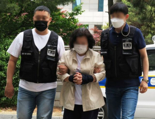 38년 간 돌본 중증 장애인 딸을 숨지게 한 A 씨가 지난해 5월 25일 구속 전 피의자 심문(영장실질심사)을 받기 위해 인천지법에 들어서고 있다. 뉴시스