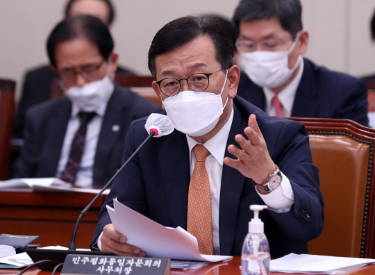 석동현 민주평화통일자문회의 사무처장이 지난 17일 국회에서 열린 외교통일위원회 전체회의에서 질의에 답하고 있다. 뉴시스