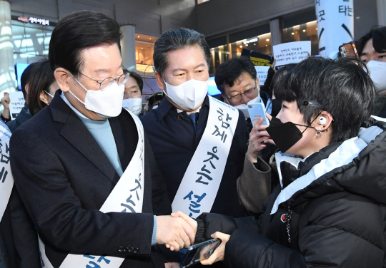 이재명 대표, 정청래 최고위원(왼쪽부터) 등 더불어민주당 지도부가 지난 20일 서울 용산구 용산역에서 설 귀성 인사를 하고 있다. 뉴시스