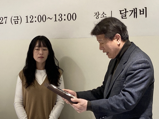 소설가 최진영(왼쪽)이 27일 서울 중구 달개비에서 열린 이상문학상 간담회에서 권영민 문학사상 주간으로부터 제46회 이상문학상 대상을 수상하고 있다.