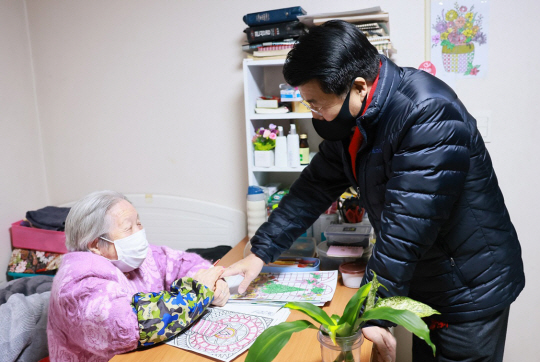 서강석(오른쪽) 송파구청장이  노인복지시설에 방문해 어르신의 안부를 살피고 있다. 송파구청 제공