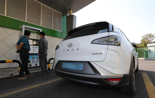 수소전기차가 충전을 하고 있다. 울산시청 제공