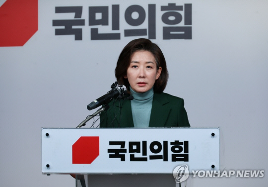 국민의힘 나경원 전 의원이 25일 오전 서울 여의도 국민의힘 당사에서 기자회견을 열고 전당대회 불출마를 선언했다. 연합뉴스.