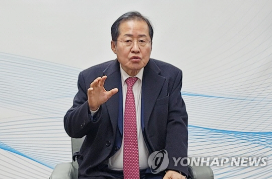 홍준표 대구시장이 지난 16일 시청 기자실을 찾아 간담회를 하고 있다.연합뉴스.
