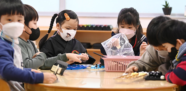 실내 마스크 착용 의무 해제를 사흘 앞둔 27일 오전 서울 종로구 세검정유치원에서 원아들이 마스크를 쓰고 놀이학습을 하고 있다. 이 유치원은 실내마스크 착용 의무 해제 이후에도 당분간 마스크를 착용하도록 할 예정이다. 윤성호 기자