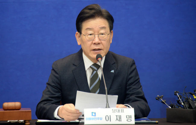 이재명 더불어민주당 대표가 27일 오전 전북 익산시청에서 열린 현장 최고위원회의에서 발언하고 있다. 뉴시스