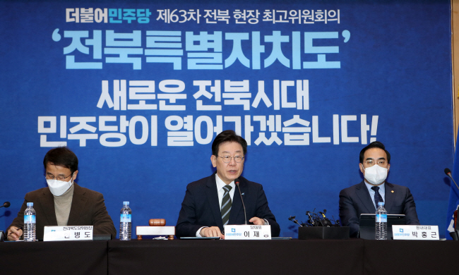 ‘대장동·위례신도시 개발 특혜’ 의혹으로 검찰의 소환조사를 하루 앞둔 27일 오전 이재명 더불어민주당 대표가 전북 익산시청에서 열린 현장 최고위원회의에 참석해 정부의 위약계층 난방비 지원대책을 “언 발에 오줌 누기식 땜질 정책”이라며 윤석열 정부를 비판하고 있다.  연합뉴스