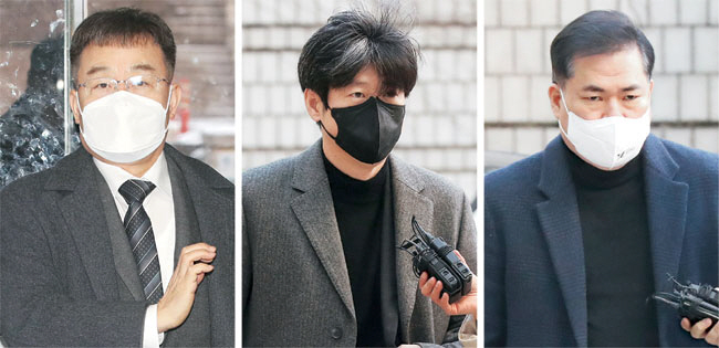 대장동 특혜 개발 의혹과 관련해 이재명 더불어민주당 대표의 28일 검찰 소환 조사를 하루 앞둔 27일 오전 서울 서초구 서울중앙지법에서 열린 대장동 재판에 민간 업자들인 김만배(왼쪽부터) 화천대유 대주주, 천화동인 4호 소유주 남욱 변호사, 유동규 전 성남도시개발공사 기획본부장이 법정으로 출석하고 있다. 문호남 기자