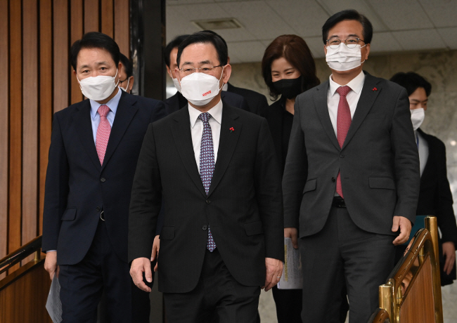국민의힘 주호영(앞줄 가운데) 원내대표와 성일종(〃왼쪽) 정책위의장, 송언석(〃오른쪽) 원내수석부대표가 27일 오전 서울 여의도 국회에서 열린 원내대책회의에 참석하기 위해 회의장으로 향하고 있다.  김동훈 기자
