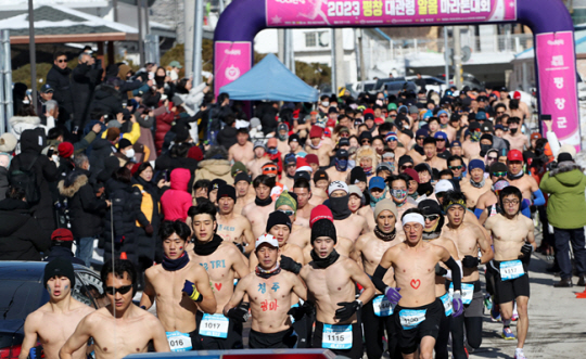 28일 강원 평창군 대관령 일원에서 열린 ‘2023 평창 대관령 알몸 마라톤 대회’의 참가자들이 힘차게 출발하고 있다. 연합뉴스