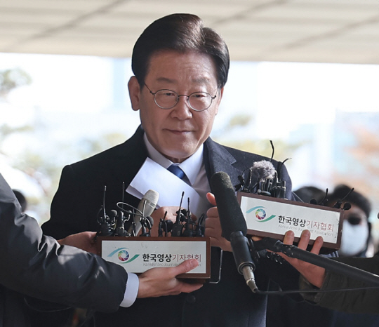 더불어민주당 이재명 대표가 28일 오전 서울 서초구 서울중앙지검에 위례 신도시·대장동 개발사업 비리 의혹과 관련한 검찰 소환 조사를 위해 들어서고 있다. 연합뉴스