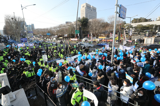 28일 오전 서울 서초구 서울중앙지검 앞에 보수단체와 진보단체 회원들이 집회를 하고 있다. 뉴시스