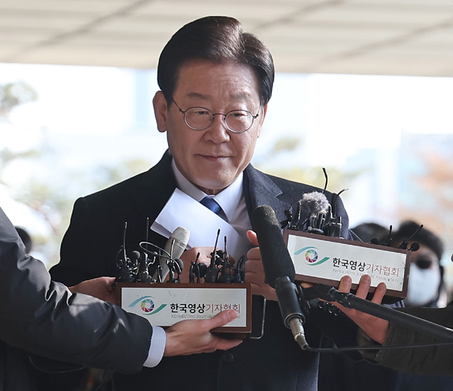 더불어민주당 이재명 대표가 28일 오전 서울 서초구 서울중앙지검에 위례 신도시·대장동 개발사업 비리 의혹과 관련한 검찰 소환 조사를 위해 들어서고 있다. 연합뉴스