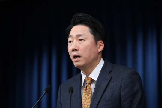 이재명 대통령실 부대변인이 지난해 11월 8일 서울 용산 대통령실 청사 브리핑룸에서 종합부동산세(종부세) 대상자 관련 브리핑을 하고 있다. 뉴시스