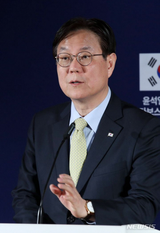 이관섭 국정기획수석이 ‘윤 대통령 순방 경제 성과 브리핑’을 하고 있다. 뉴시스
