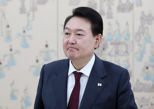 윤석열 대통령이 지난 26일 오후 서울 용산 대통령실 청사에서 열린 주한대사 신임장 제정식을 마친 뒤 퇴장하고 있다. 뉴시스
