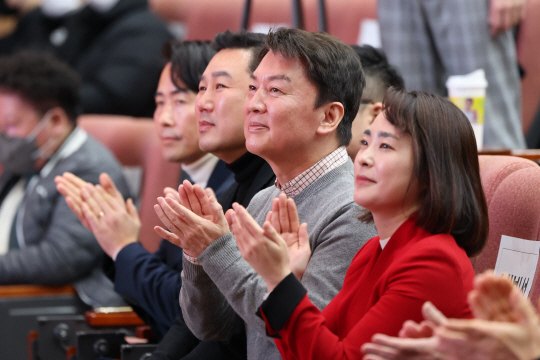 국민의힘 당권 주자인 안철수 (오른쪽서 두번째) 의원이 29일 경기도 양주시 경기섬유종합지원센터에서 열린 수도권 청년들의 미래를 위한 토크 콘서트에서 박수치고 있다.  연합뉴스