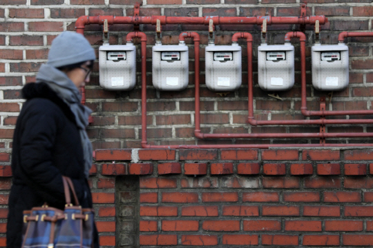 지난 25일 서울 시내 주택가에 설치된 가스계량기 앞을 한 주민이 지나가고 있다. 뉴시스