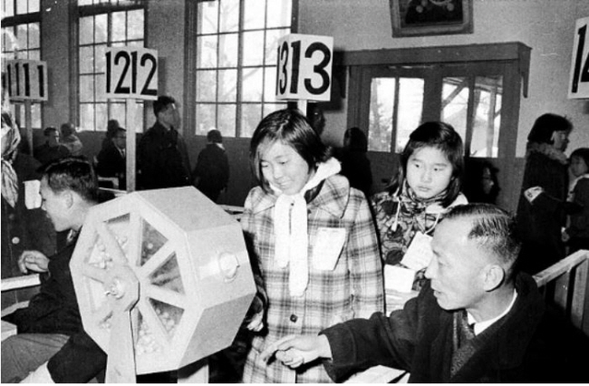 1969년 2월 서울에서 처음으로 실시된 중학교 입학을 위한 무시험 추첨에서 한 여학생이 추첨기를 돌리고 있다. 국가기록원 제공