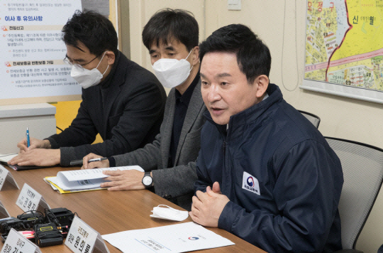 원희룡(오른쪽) 국토교통부 장관이 ‘빌라왕 전세사기’ 사건과 관련해 29일 서울 강서구 한 공인중개사무를 찾아 김태우 강서구청장, 한국공인중개사협회 관계자들과 전세사기 근절 방안 등을 토의하고 있다. 뉴시스