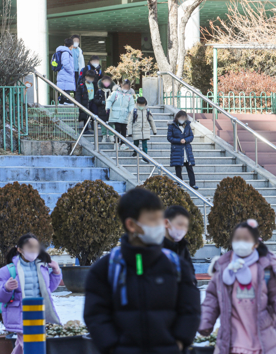 30일부터 학교와 학원에서의 마스크 착용이 자율로 전환되는 가운데 지난 27일 오후 서울 시내 초등학교에서 초등학생들이 하교하고 있다. 뉴시스