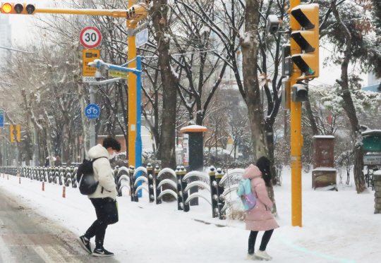 지난 26일 인천 연수구 동춘동 한 도로에서 학생들이 학교로 걸어가고 있다. 뉴시스