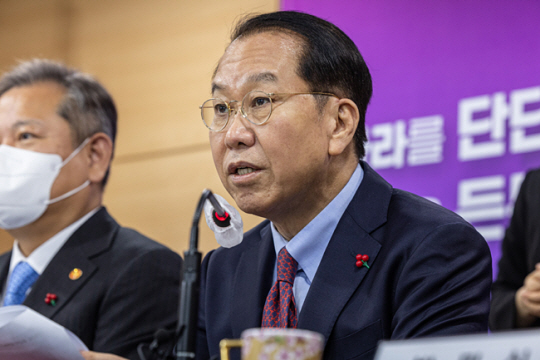 새해 업무보고를 마친 권영세 통일부 장관이 27일 오후 서울 종로구 정부서울청사에서 열린 통일부,행안부,국가보훈처, 인사혁신처 합동브리핑에서 2023년 통일부 중점 과제에 대해 설명하고 있다. 연합뉴스