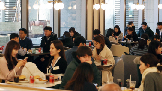 25일 오후 서울 시내 한 식당가에서 시민들이 마스크를 벗고 식사를 하고 있다.뉴시스