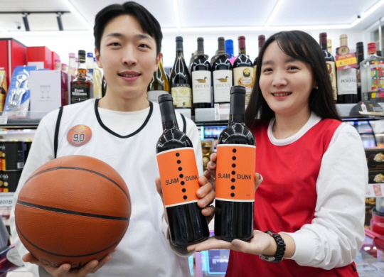 모델들이 슬램덩크 와인을 소개하고 있다. 세븐일레븐 제공