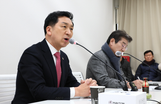 국민의힘 당권주자인 김기현 의원이 26일 오후 서울 마포구 한 빌딩에서 열린 마포포럼 ‘제65차 더좋은 세상으로 정례 세미나’에 참석해 발언하고 있다. 연합뉴스