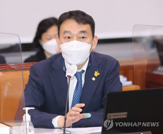 더불어민주당 김용민 의원이 18일 저녁 국회 법사위에서 열린 검찰청법과 형사소송법 등 ‘검수완박’ 관련 법안을 심사할 법사위 제1소위원회 회의에서 발언하고 있다. 연합뉴스