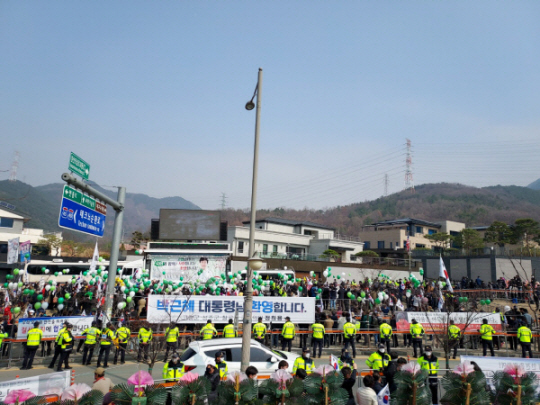 지난해 박근혜 전 대통령이 대구 달성군 유가읍 쌍계리 사저에 입주하던 날  사저 앞에서 지지자들이 풍선을 들고 환영하고 있다. 문화일보 자료사진
