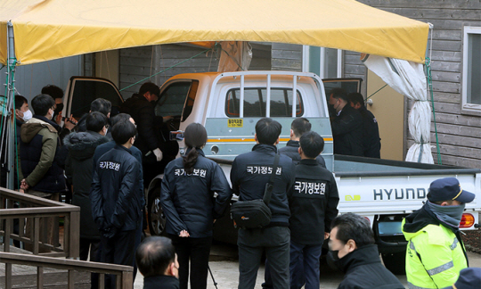 국가정보원이 지난해 12월 19일 제주시 소재 진보당 제주도당 위원장의 자택을 압수수색하고 있다.  뉴시스