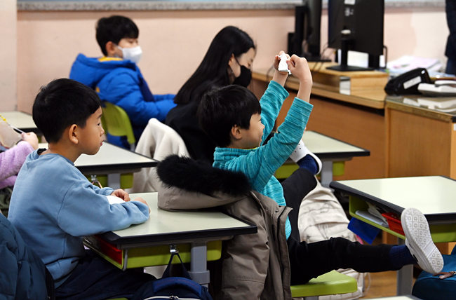 일부 시설을 제외한 실내 마스크 착용 의무가 해제된 30일 오전 서울 광진구 광장초등학교에서 학생들이 마스크를 벗고 수업에 참석해 있다. 윤성호 기자