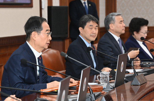 한덕수(왼쪽) 국무총리가 실내 마스크 의무 착용 해제 첫날인 30일 오전 정부서울청사에서 열린 국무회의에서 마스크 없이 회의를 진행하고 있다. 김호웅 기자