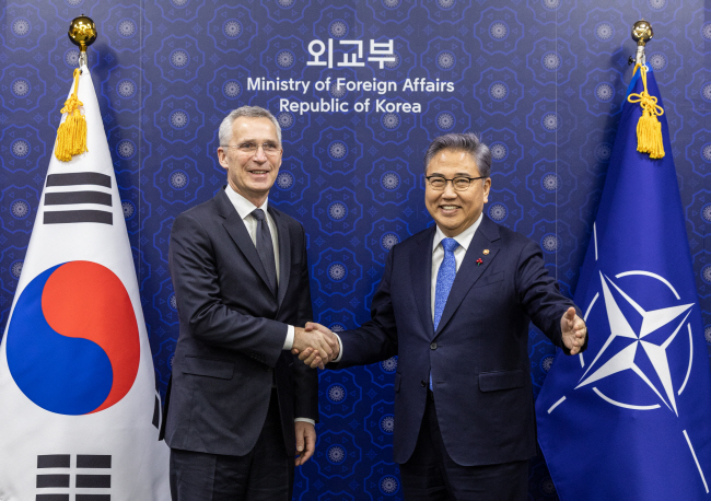 러시아와 북한 간 이른바 ‘북·러 연대’가 강화되는 상황에서 29일 오후 박진 외교부 장관이 서울 종로구 외교부 청사에서 한국을 방문한 옌스 스톨텐베르그 나토(북대서양조약기구) 사무총장과 북한 핵미사일 개발 프로그램 등에 관한 대화를 나누기에 앞서 악수를 하고 있다.  연합뉴스