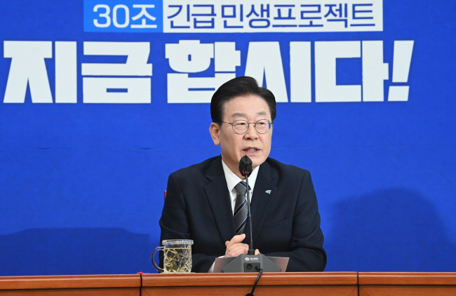 이재명 더불어민주당 대표가 30일 오전 국회 당 대표실에서 예정에 없던 기자간담회를 열어 검찰의 2차 소환에도 응하겠다고 밝히고 있다. 김동훈 기자