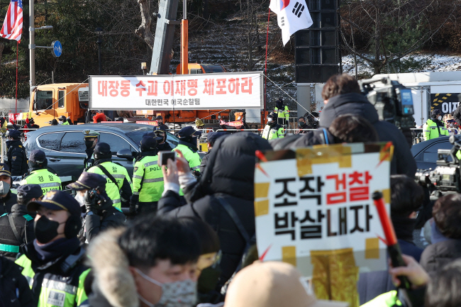 이재명 더불어민주당 대표가 ‘위례·대장동 특혜 개발 사건’ 피의자로 검찰 조사를 받은 지난 28일 서울 서초구 서울중앙지검 서문 양쪽에서 이 대표 지지 집회와 규탄 집회가 동시에 벌어지고 있다. 연합뉴스