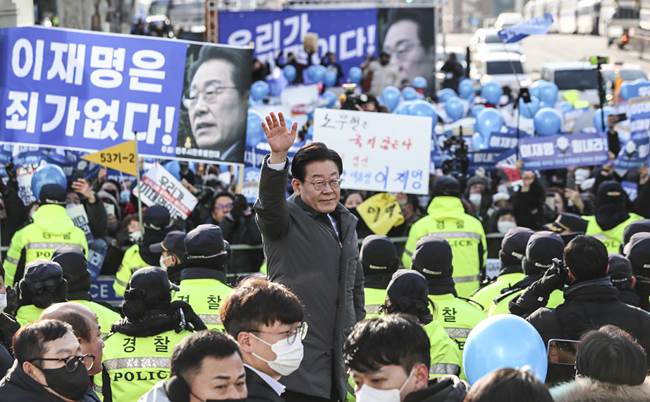 이재명 더불어민주당 대표가 지난 28일 위례신도시·대장동 개발 특혜 의혹에 관한 조사를 위해 서울 서초구 서울중앙지검에 출석하기에 앞서 지지자들에게 인사를 하고 있다. 뉴시스