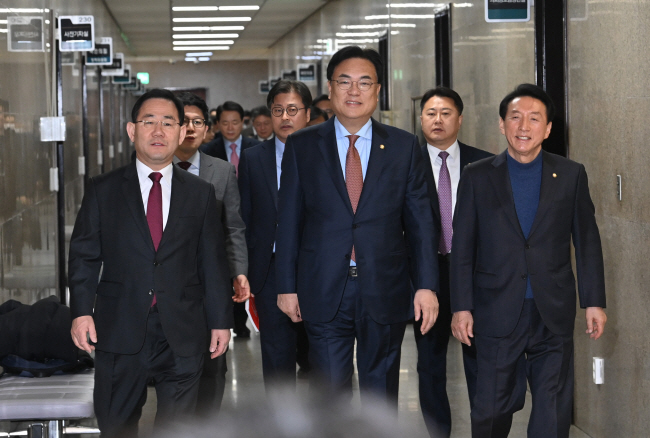 정진석(앞줄 가운데) 국민의힘 비상대책위원장 등 지도부가 실내마스크 의무 해제일인 30일 오전 국회에서 열린 비대위에 참석하기 위해 마스크를 벗고 걸어오고 있다. 앞줄 왼쪽부터 주호영 원내대표, 정 위원장, 김석기 사무총장.  김동훈 기자