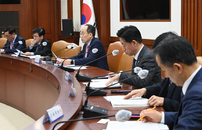 추경호 부총리 겸 기획재정부 장관이 30일 정부서울청사에서 ‘2023년도 제1차 공공기관운영위원회’를 주재하면서 모두발언을 하고 있다.  김호웅 기자