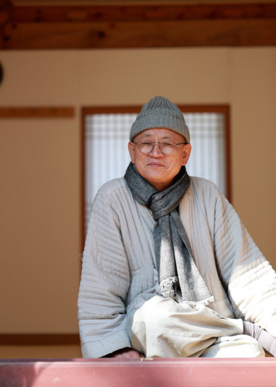 전등사에 현대미술을 접목한 장윤 스님.